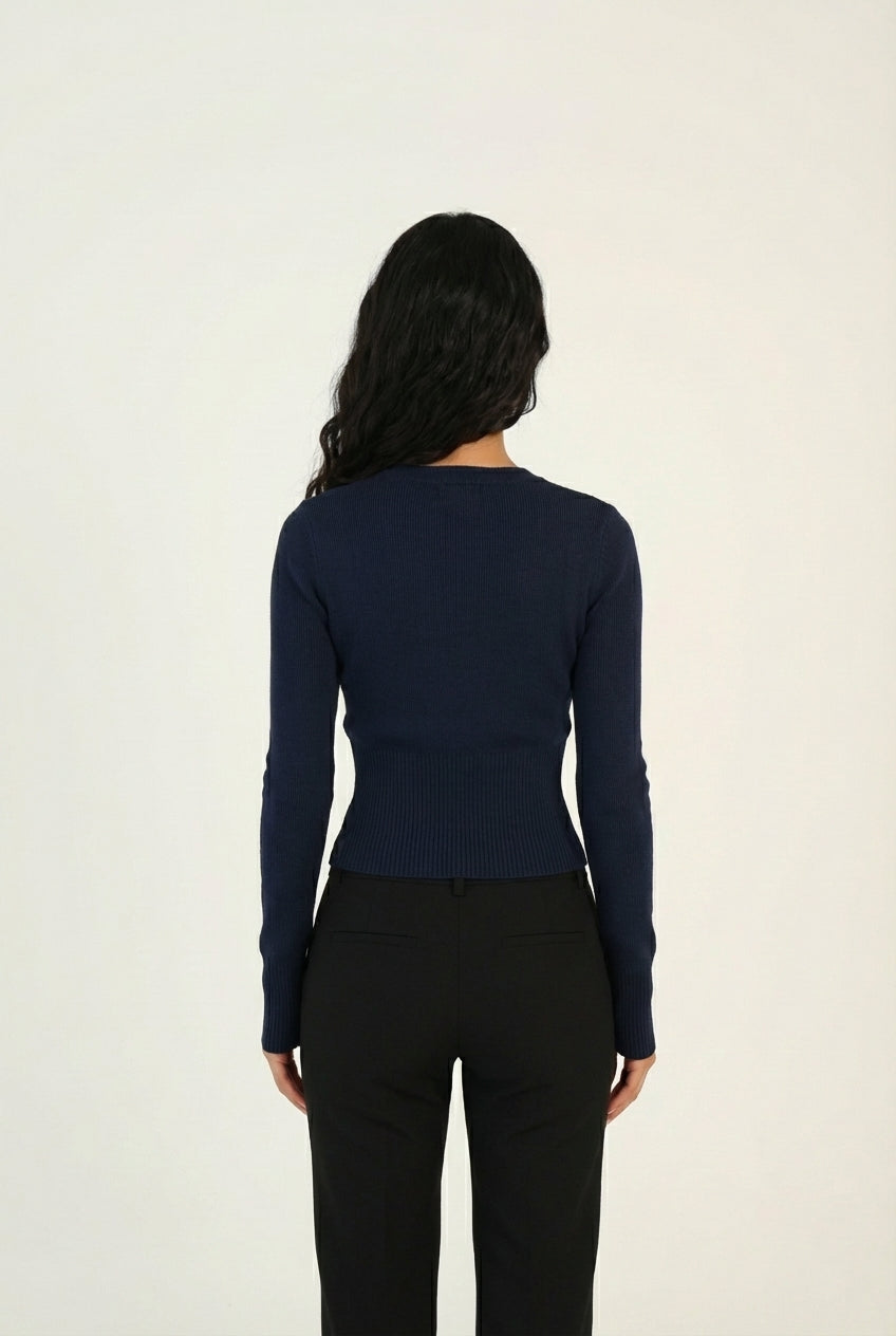 Dopasowany kardigan z miękkiej dzianiny zapinany na guziki z długimi rękawami