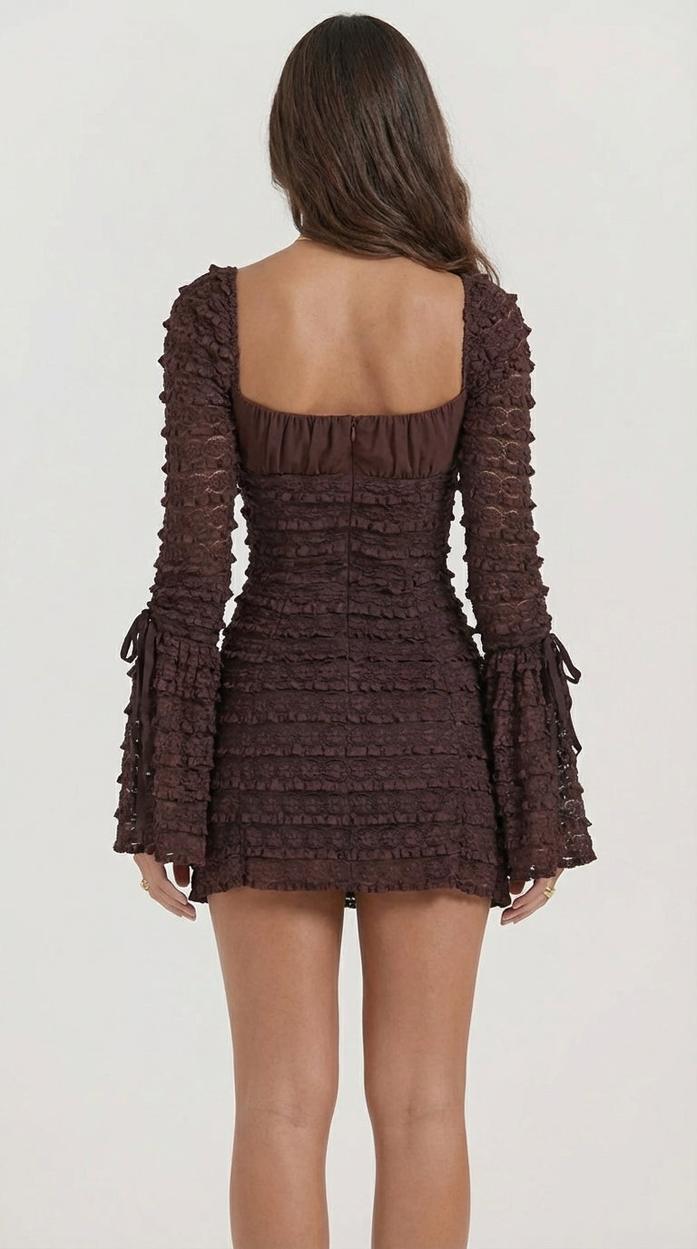 Brązowa koronkowa sukienka mini dopasowana z falbanami i długimi rozkloszowanymi rękawami