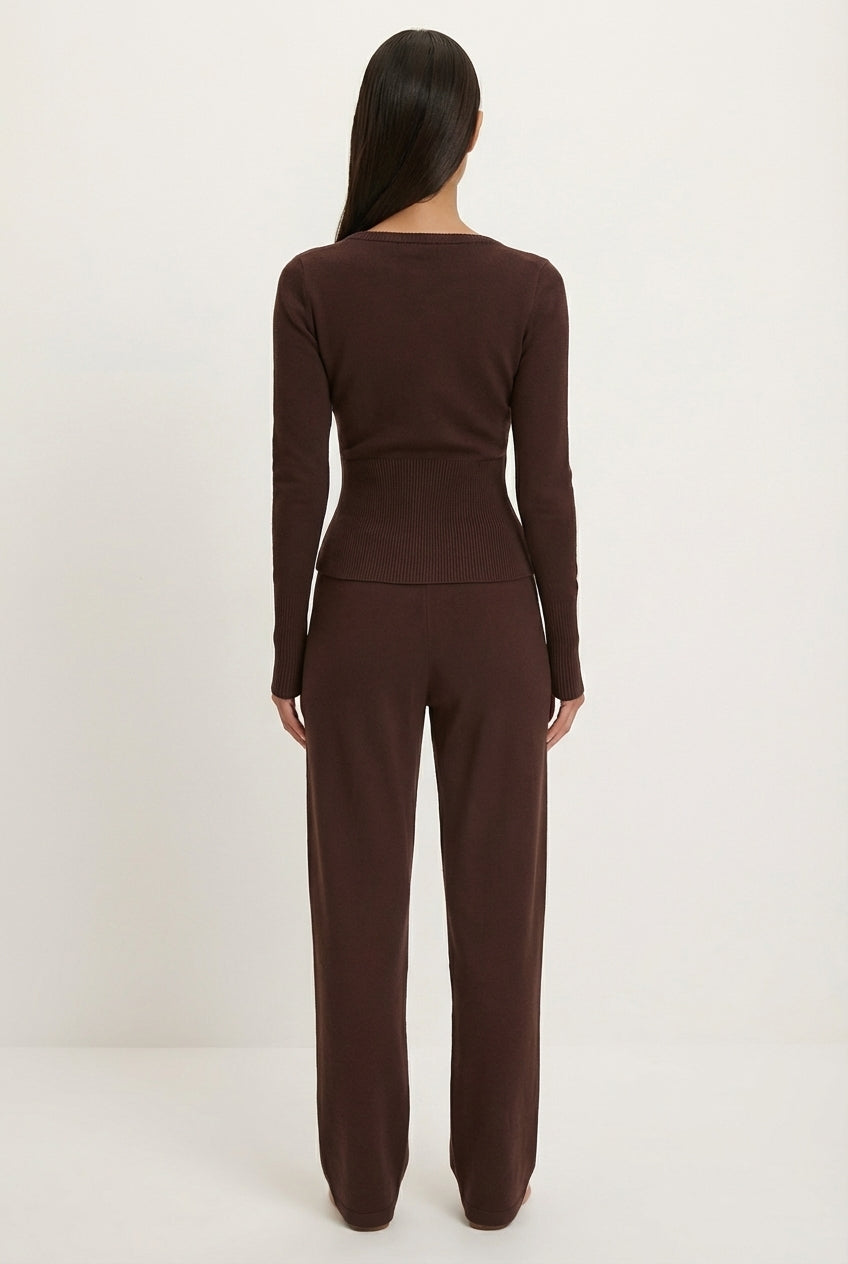 Dopasowany kardigan z miękkiej dzianiny zapinany na guziki z długimi rękawami