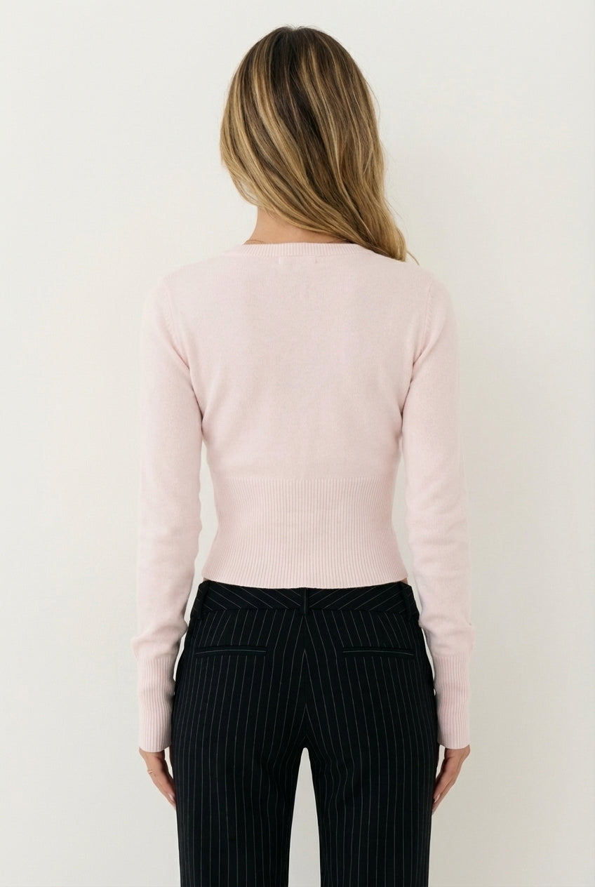 Dopasowany kardigan z miękkiej dzianiny zapinany na guziki z długimi rękawami