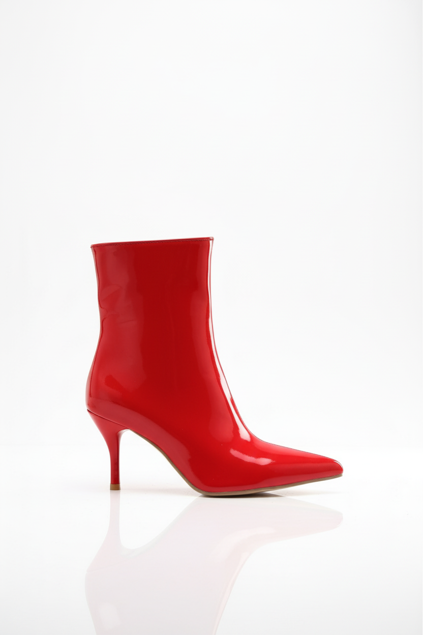 Lakierowane botki za kostkę ze sztucznej skóry ze smukłą cholewką i szpiczastym noskiem na niskiej szpilce