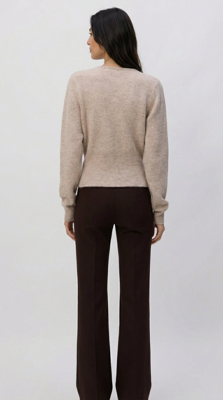 Sweter kopertowy z miękkiej dzianiny z dopasowaną prążkowaną talią i guzikami z boku