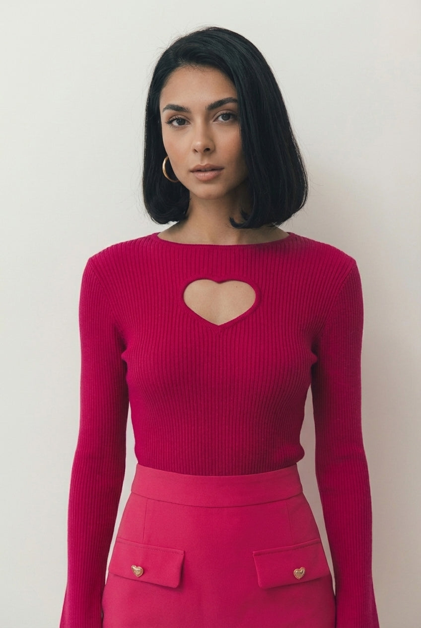 Dopasowany prążkowany sweter z wycięciem serce i długimi rozszerzanymi rękawami
