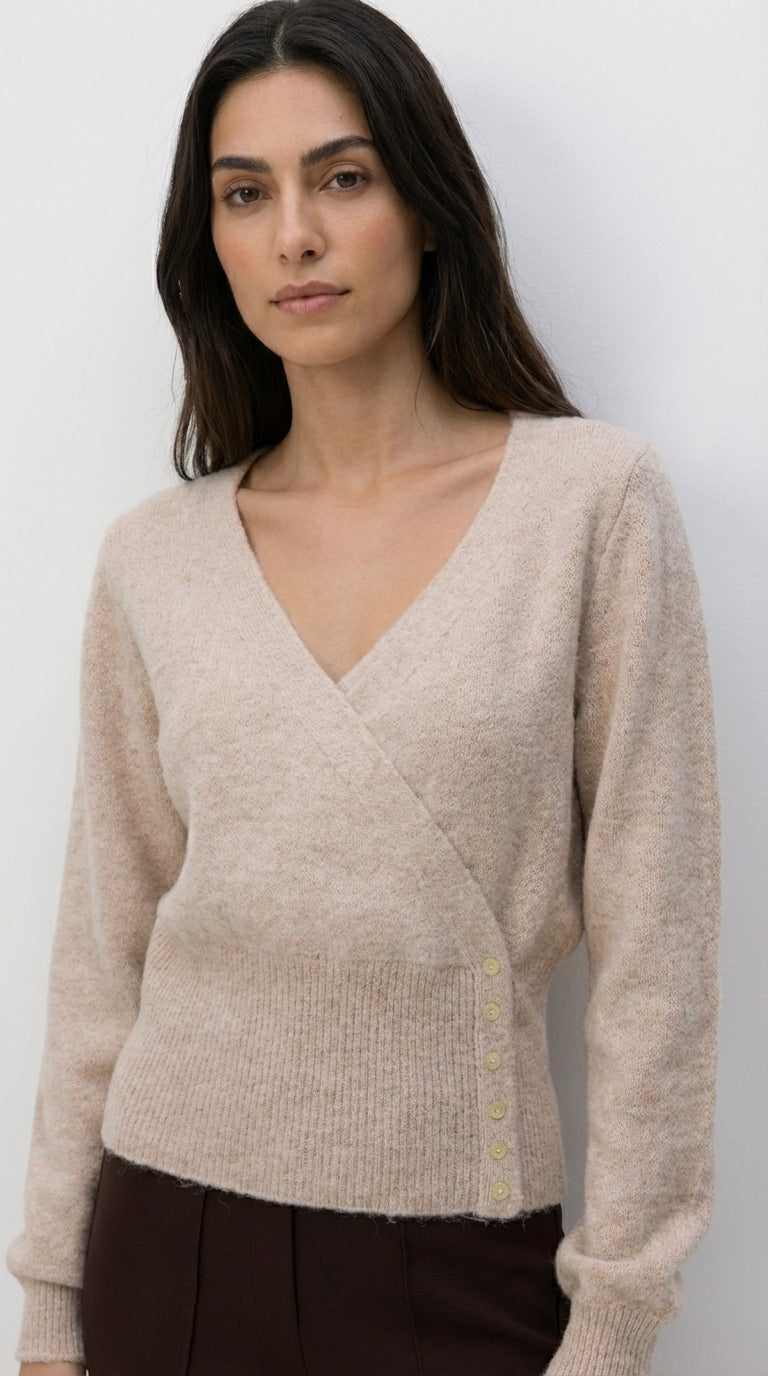 Sweter kopertowy z miękkiej dzianiny z dopasowaną prążkowaną talią i guzikami z boku