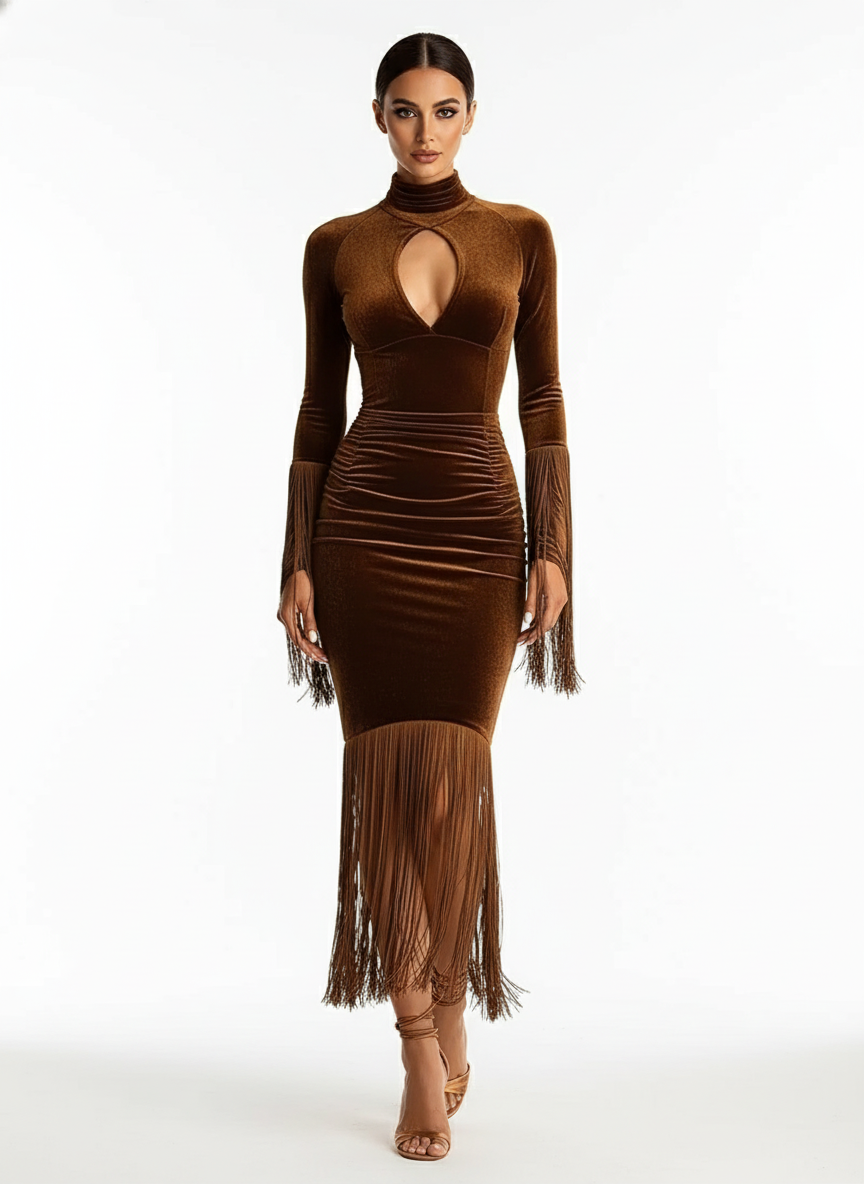 Brązowa sukienka midi z aksamitu z frędzlami na rękawach i dole oraz wycięciem pod szyją