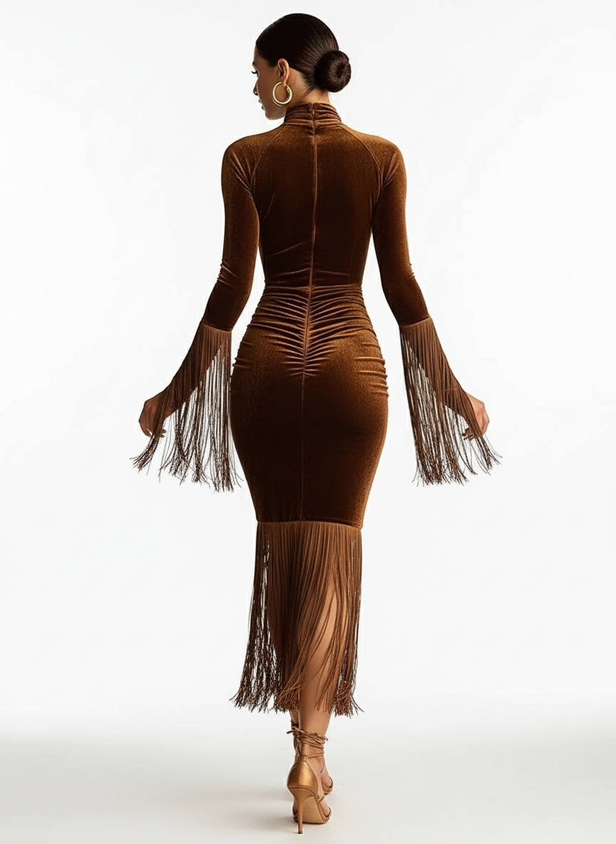 Brązowa sukienka midi z aksamitu z frędzlami na rękawach i dole oraz wycięciem pod szyją