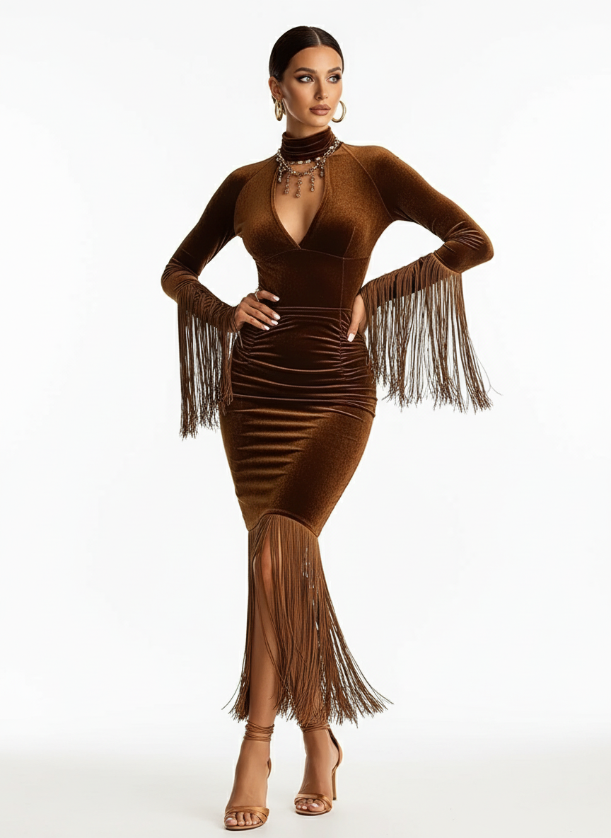Brązowa sukienka midi z aksamitu z frędzlami na rękawach i dole oraz wycięciem pod szyją