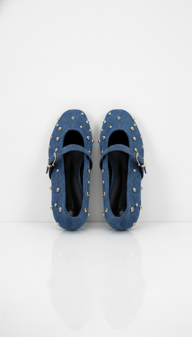 Niebieskie baleriny mary jane z denimu z ozdobnymi złotymi nitami i paskiem na sprzączkę