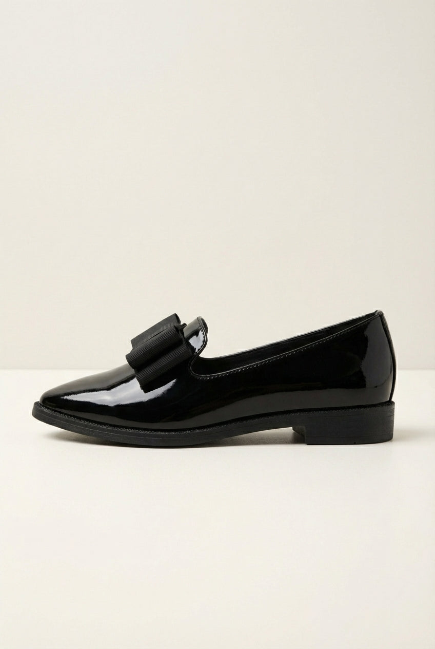 Połyskujące mokasyny na niskim obcasie ze spiczastym noskiem z dekoracyjną kokardą