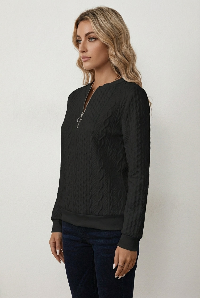 Sweter dzianinowy z warkoczowym splotem z krótkim zamkiem przy dekolcie i ściągaczami