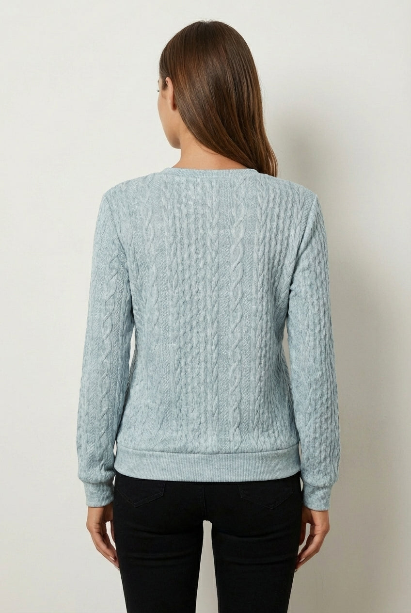 Sweter dzianinowy z warkoczowym splotem z krótkim zamkiem przy dekolcie i ściągaczami