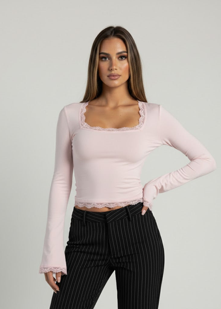 Dopasowany top z koronkowym wykończeniem i rozkloszowanymi rękawami